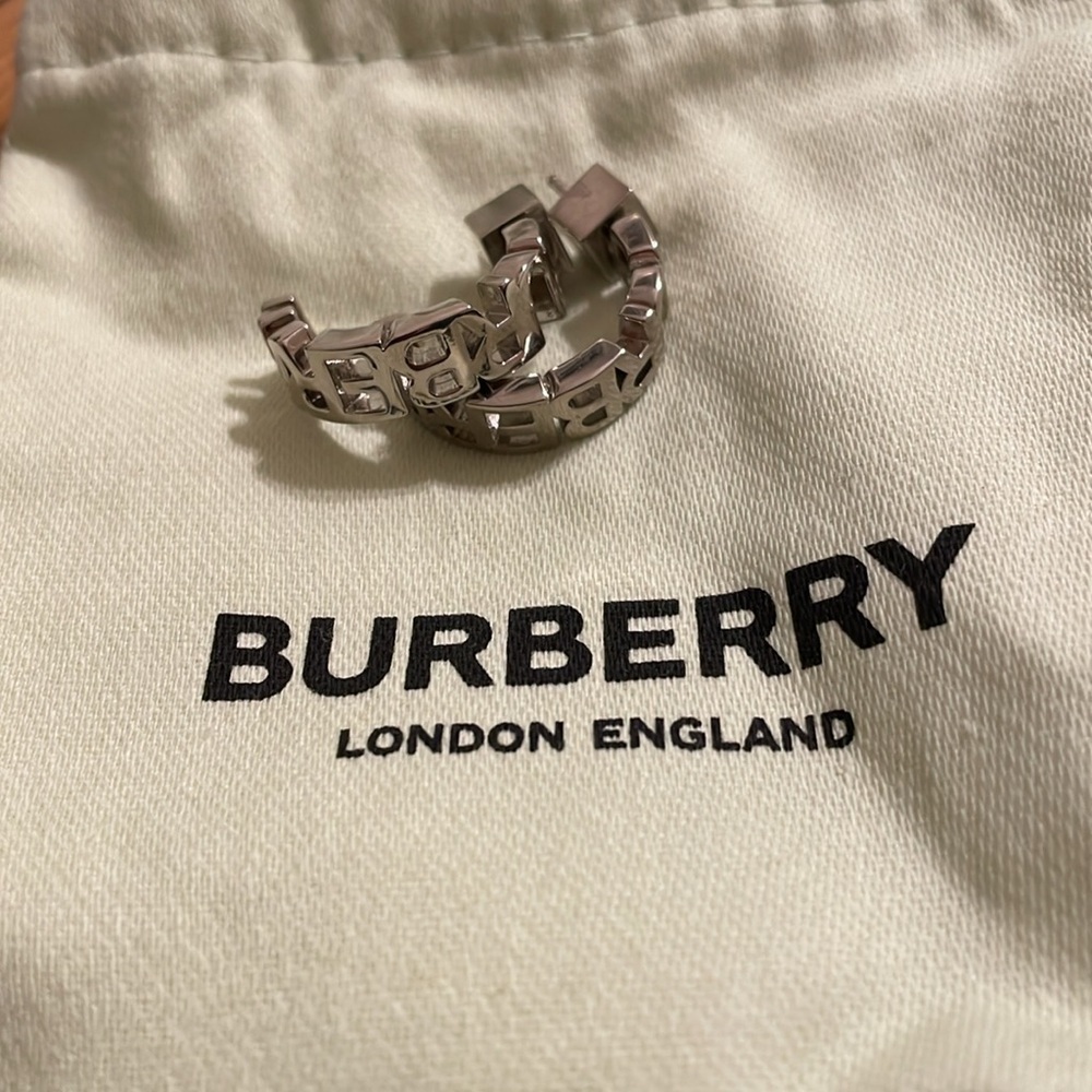 NWT BURBERRY Palladium-plated graphic logo hoop earrings - Picture 7 of 7